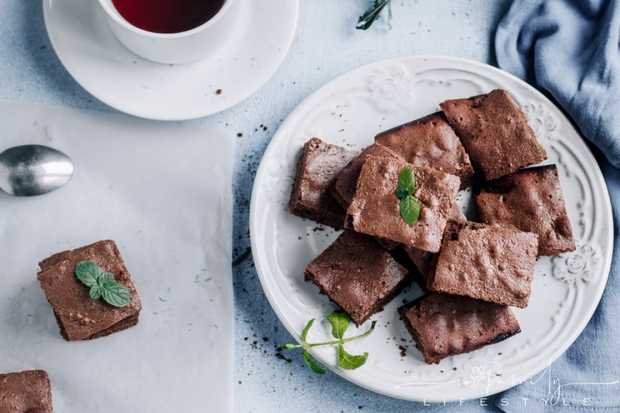 chocolate-brownie-cake-with-cup-coffee