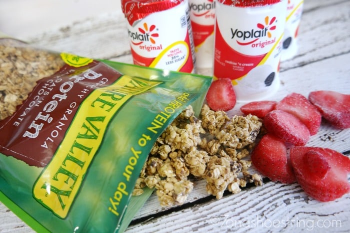 Frozen Yogurt Bark with granola and strawberries Frozen Yogurt Bark with granola and strawberries